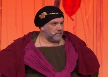 Γρηγόρης Αρναούτογλου: Εμφανίστηκε ντυμένος ως Πυθία στο Αλ Τσαντίρι Νιουζ