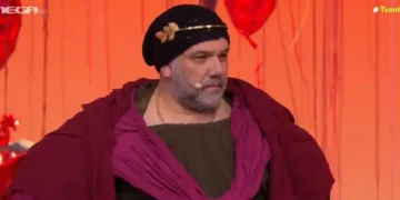 Γρηγόρης Αρναούτογλου: Εμφανίστηκε ντυμένος ως Πυθία στο Αλ Τσαντίρι Νιουζ