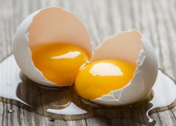 Alldaynews.gr Τι σημαίνει όταν βρίσκεις αυγά με δύο κρόκους; Πρέπει να τα καταναλώσεις;