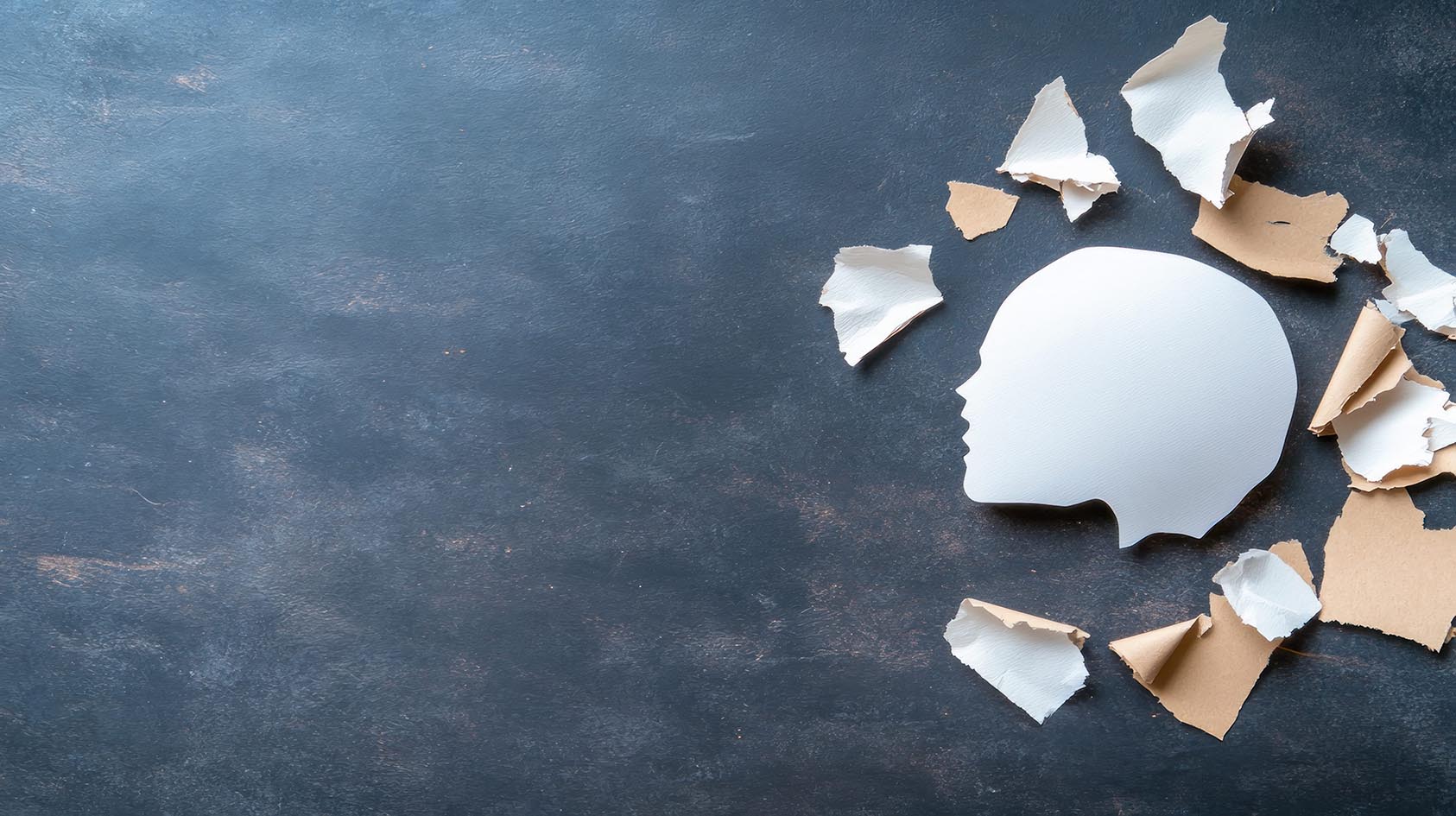 Τσόφλια αυγών σχηματίζουν ένα πρόσωπο στο προφίλ του.