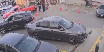 Η στιγμή που υποχωρεί το έδαφος και καταπίνει δύο κτίρια στο Κάιρο (video)