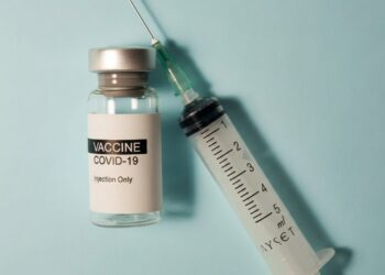 Εμβόλιο Covid: Νέα μελέτη για τους θανάτους και τις σοβαρές παρενέργειες