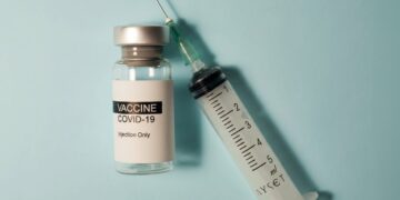 Εμβόλιο Covid: Νέα μελέτη για τους θανάτους και τις σοβαρές παρενέργειες