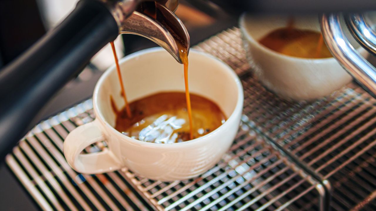 Οι γιατροί αποκαλύπτουν ότι η κατανάλωση καφέ κάθε πρωί προκαλεί... 1 espresso istoria