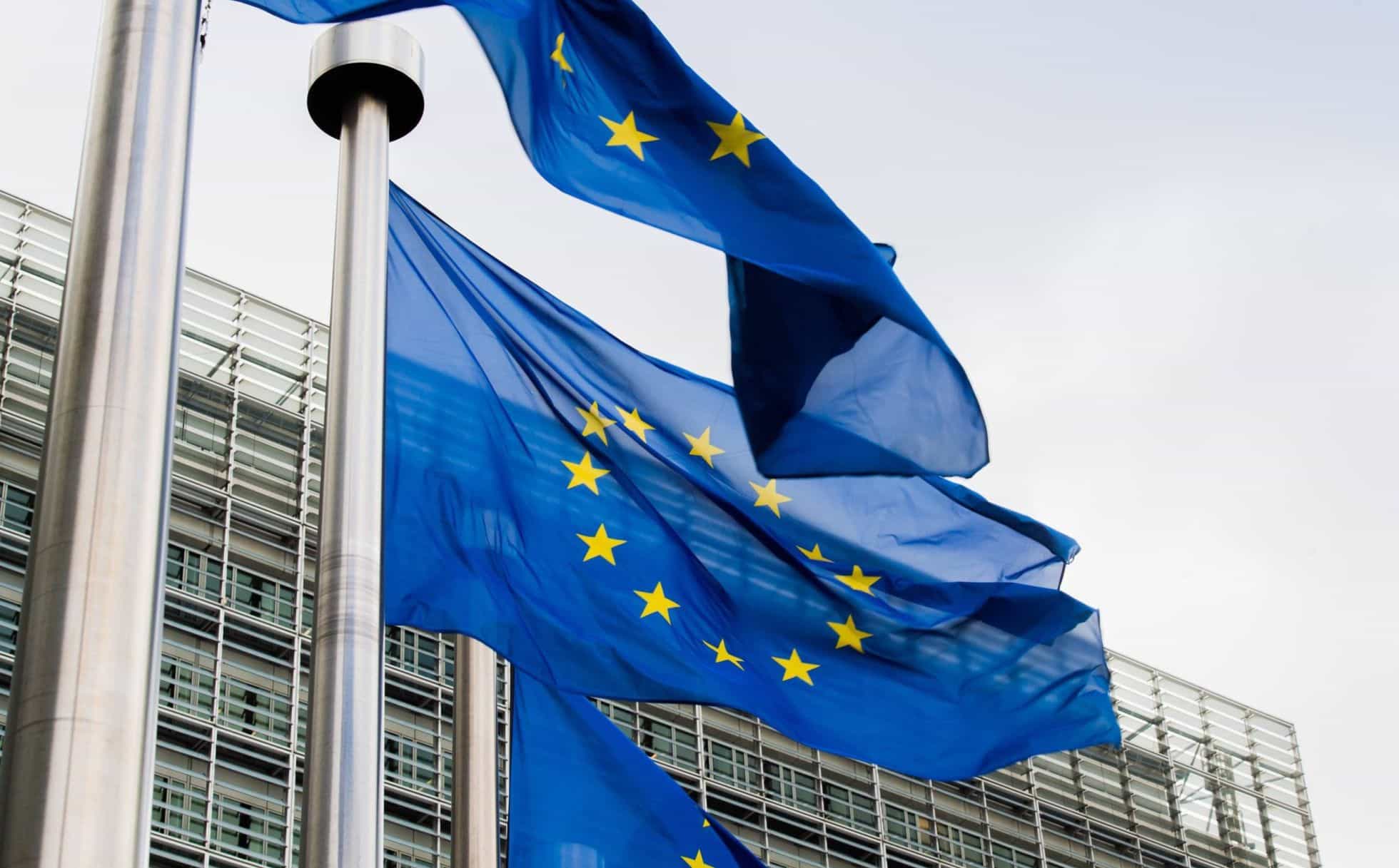 Η Ευρωπαϊκή Ένωση ψάχνει 1.490 υπαλλήλους: 5.010 ευρώ το μήνα χωρίς εμπειρία – Πώς να κάνεις αίτηση 2 eu flags brussels scaled e1770025104501 339e0dd2