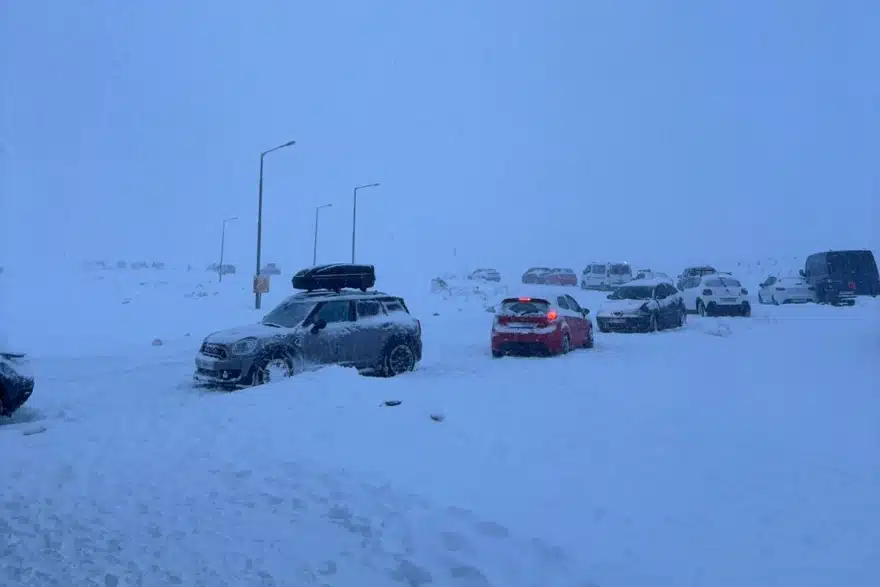 Τουλάχιστον 100 επισκέπτες εγκλωβισμένοι στο χιονοδρομικό του Φαλακρού – Ανάμεσά τους βρέφος 2 falakro 2