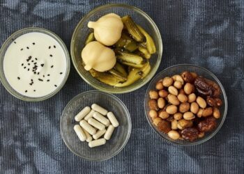 Ποιες τροφές καταπολεμούν το φούσκωμα και βοηθούν τη χλωρίδα του εντέρου