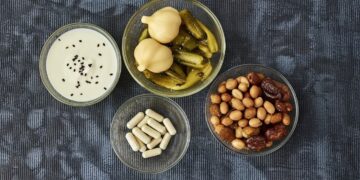 Ποιες τροφές καταπολεμούν το φούσκωμα και βοηθούν τη χλωρίδα του εντέρου