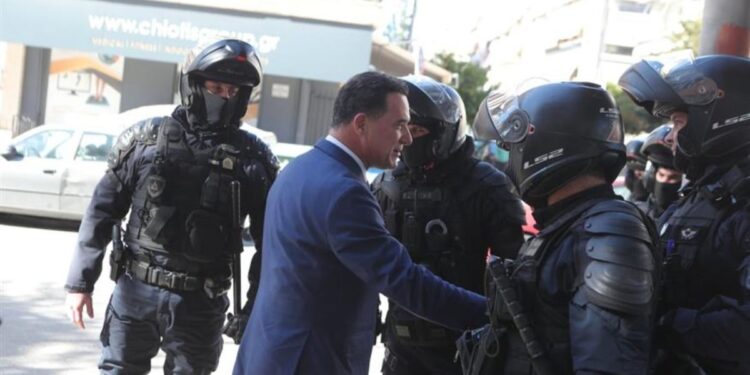 «Σας αγαπάμε» είπαν αστυνομικοί ΟΠΚΕ σε Γεωργιάδη κι εκείνος απάντησε: «Σας λατρεύω, σας αγαπάω παραπάνω απ’ ό,τι νομίζετε» (video)