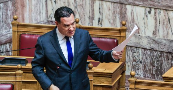 Άφωνοι με το νέο μαλλί του Άδωνι Γεωργιάδη στην τελευταία συνέντευξη