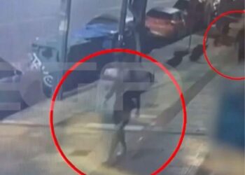 Άγριος ξυλοδαρμός από τον σύντροφό της στη μέση του δρόμου (video)