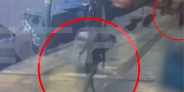 Άγριος ξυλοδαρμός από τον σύντροφό της στη μέση του δρόμου – «Με χτυπούσε με χέρια και πόδια. Στη συνέχεια με έσερνε στο δρόμο» (video)