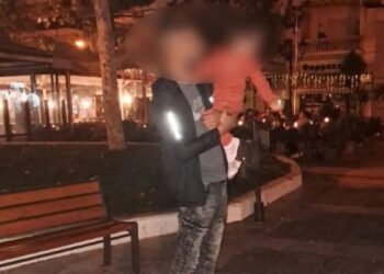 «Της έκανα ΚΑΡΠΑ και άρχισε να βγάζει υγρά από τη μύτη» λέει ο σεφ που έδωσε τις πρώτες βοήθειες στη 2χρονη που έπεσε στο σιντριβάνι (video)