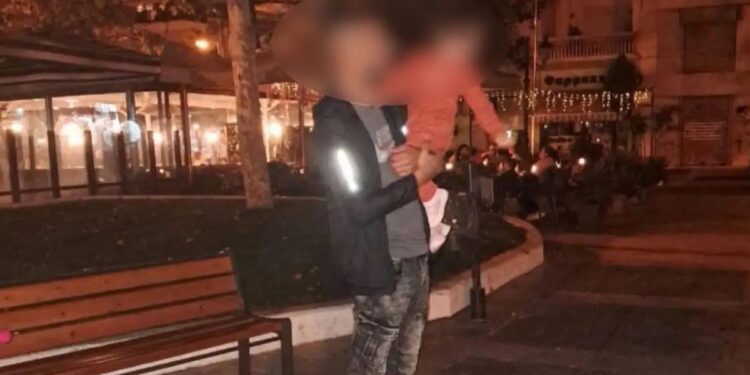 «Της έκανα ΚΑΡΠΑ και άρχισε να βγάζει υγρά από τη μύτη» λέει ο σεφ που έδωσε τις πρώτες βοήθειες στη 2χρονη που έπεσε στο σιντριβάνι (video)