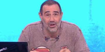 Έβαλαν «σκιάχτρο» να φυλάει επικίνδυνη λακούβα – Έπαθε πλάκα ο Αντώνης Κανάκης (video)