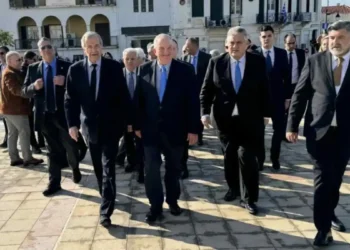 Καραμανλής: «Να ακούμε τους πιο έμπειρους, αντί να τους διαγράφουμε» – Κοινή εμφάνιση με Σαμαρά στην Καλαμάτα