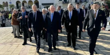 Καραμανλής: «Να ακούμε τους πιο έμπειρους, αντί να τους διαγράφουμε» – Κοινή εμφάνιση με Σαμαρά στην Καλαμάτα