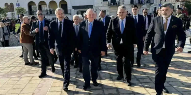 Καραμανλής: «Να ακούμε τους πιο έμπειρους, αντί να τους διαγράφουμε» – Κοινή εμφάνιση με Σαμαρά στην Καλαμάτα