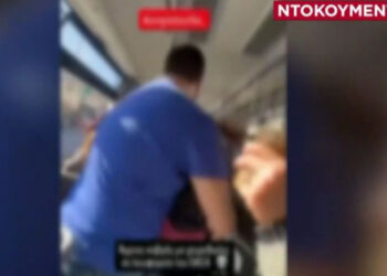 Άγριο ξύλο μέσα σε αστικό λεωφορείο – Η στιγμή που επιβάτες «πιάνονται» στα χέρια (video)