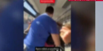 Άγριο ξύλο μέσα σε αστικό λεωφορείο – Η στιγμή που επιβάτες «πιάνονται» στα χέρια (video)