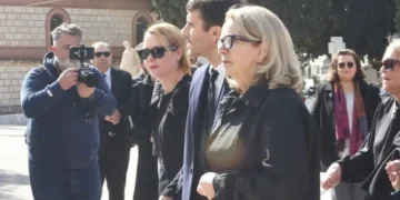 Συγκίνησε η Λένα Παπαληγούρα: «Ο πατέρας μου έφυγε κρατώντας το χέρι της συντρόφου του, η ανακουφιστική φροντίδα δεν είναι πολυτέλεια»