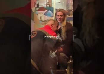 Γυναίκα λιποθύμησε σε κέντρο διασκέδασης και ο διασώστης πήρε το μικρόφωνο για να τραγουδήσει (video)