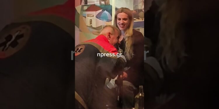 Γυναίκα λιποθύμησε σε κέντρο διασκέδασης και ο διασώστης πήρε το μικρόφωνο για να τραγουδήσει (video)