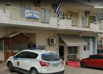Κάνουν έξωση στο Αστυνομικό Τμήμα και στέλνουν τους αστυνομικούς σε κοντέινερ (video)