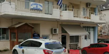Κάνουν έξωση στο Αστυνομικό Τμήμα και στέλνουν τους αστυνομικούς σε κοντέινερ (video)