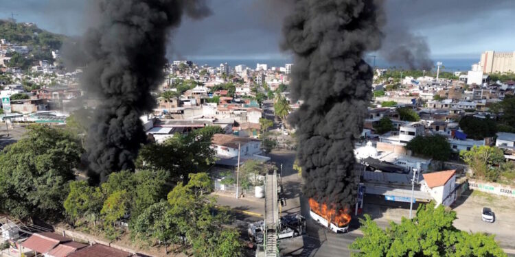 Χάος μετά τη δολοφονία του βαρόνου «Ελ Μέντσο» στο Μεξικό – Καμένα οχήματα, πυροβολισμοί και χιλιάδες στρατιωτικοί στους δρόμους