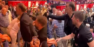 Χαμός με Μπαρτζώκα στο Ντουμπάι: Ανέβηκε στην κερκίδα και φώναζε σε γυναίκα: «Άντε γ… μωρή π…» (vid)