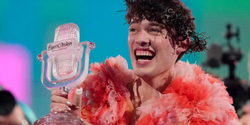 Nemo: Επέστρεψε το τρόπαιο της Eurovision «τυλιγμένο με χαρτί υγείας», γυαλιά καρφιά – Δεν διαψεύδει η EBU