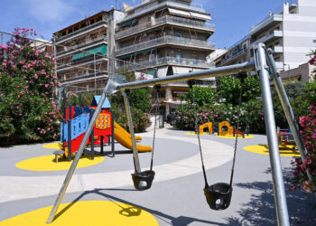 Τρόμος σε πάρκο: Άγνωστος επιτίθεται σε γυναίκες με παιδιά σε παιδική χαρά – Προσπάθησε να πατήσει δύο παιδιά με το ΙΧ του