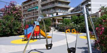 Τρόμος σε πάρκο: Άγνωστος επιτίθεται σε γυναίκες με παιδιά σε παιδική χαρά – Προσπάθησε να πατήσει δύο παιδιά με το ΙΧ του