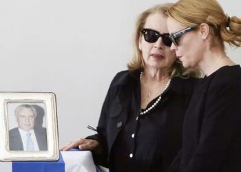 Κηδεία Αναστάση Παπαληγούρα: Συντετριμμένη η κόρη του Λένα στο πλευρό της μητέρας της – Το στεφάνι της «ράγισε» καρδιές