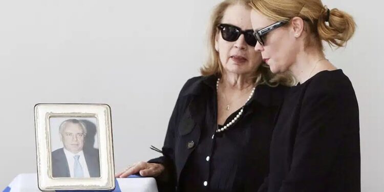 Κηδεία Αναστάση Παπαληγούρα: Συντετριμμένη η κόρη του Λένα στο πλευρό της μητέρας της – Το στεφάνι της «ράγισε» καρδιές