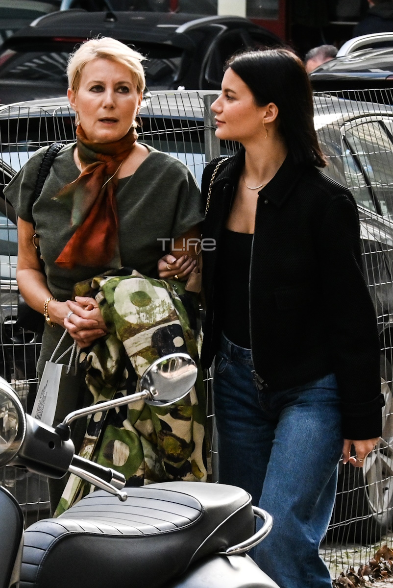 Κομψή από πάνω μέχρι κάτω η Νατάσα Παζαΐτη - Σπάνια κοινή εμφάνιση με την 23χρονη κόρη της στο κέντρο της Αθήνας 4 paz natasa