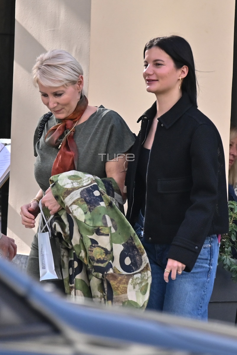 Κομψή από πάνω μέχρι κάτω η Νατάσα Παζαΐτη - Σπάνια κοινή εμφάνιση με την 23χρονη κόρη της στο κέντρο της Αθήνας 5 pazaiti 0