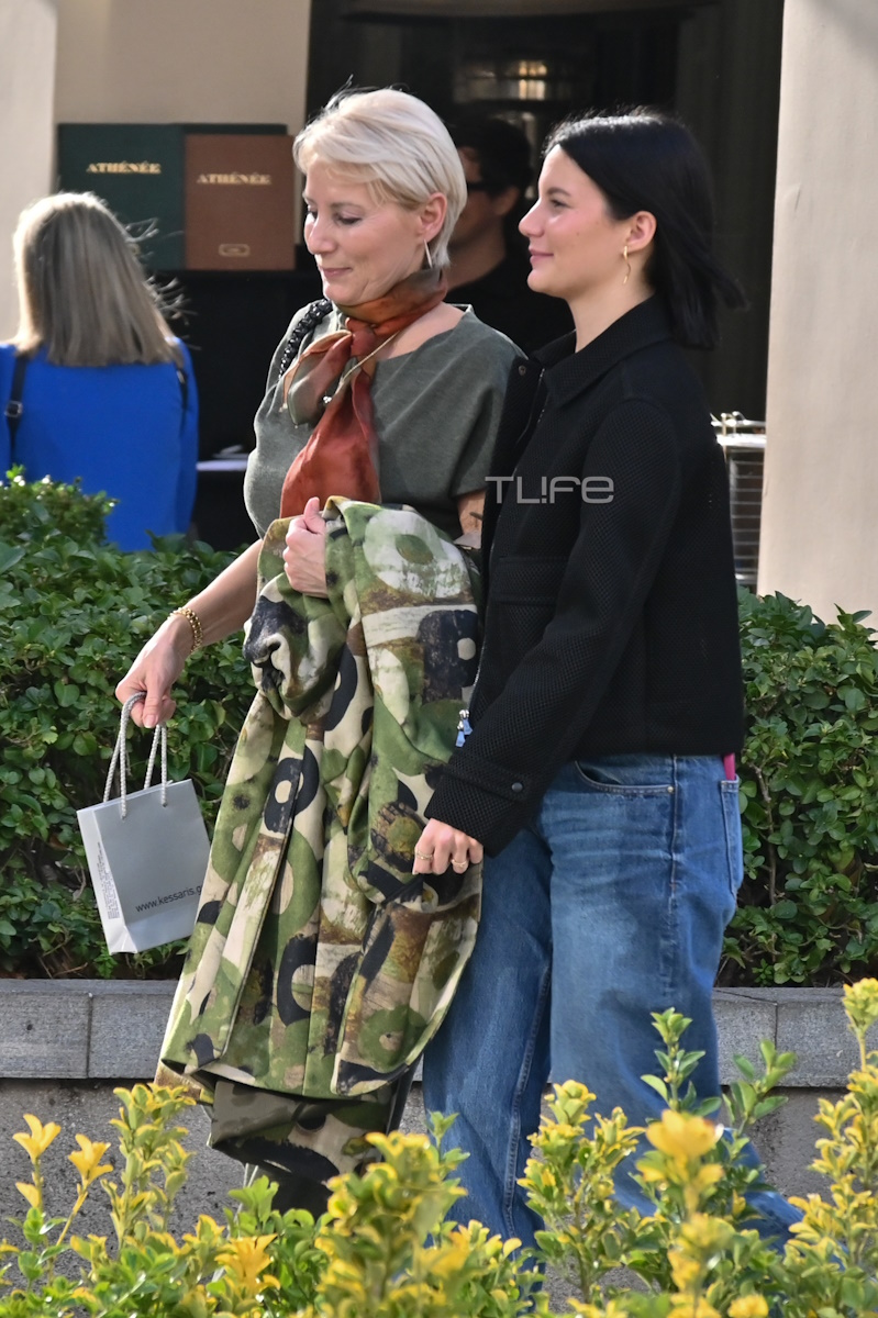 Κομψή από πάνω μέχρι κάτω η Νατάσα Παζαΐτη - Σπάνια κοινή εμφάνιση με την 23χρονη κόρη της στο κέντρο της Αθήνας 6 pazaiti 12