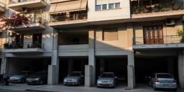 Πυλωτή πολυκατοικίας: Τι ορίζει ο νέος ο νόμος για την ιδιοκτησία των θέσεων στάθμευσης
