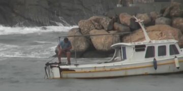 Στιγμές αγωνίας μπροστά στην κάμερα: Ψαράς βούτηξε με 10 μποφόρ για να σώσει το καΐκι του (video)