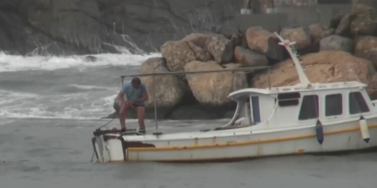 Στιγμές αγωνίας μπροστά στην κάμερα: Ψαράς βούτηξε με 10 μποφόρ για να σώσει το καΐκι του (video)