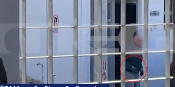 Η στιγμή που απειλεί με το πιστόλι τους μαθητές Γυμνασίου – «Έβριζε έναν συμμαθητή μου και τον άκουσα να λέει: “θα σου βάλω το όπλο στον κ@@@@”»