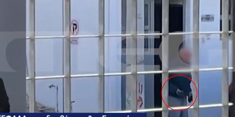 Η στιγμή που απειλεί με το πιστόλι τους μαθητές Γυμνασίου – «Έβριζε έναν συμμαθητή μου και τον άκουσα να λέει: “θα σου βάλω το όπλο στον κ@@@@”»