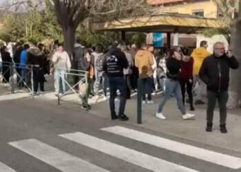 Μαθητής μαχαίρωσε «3 ή 4 φορές» την καθηγήτριά του στην τάξη, κινδυνεύει η ζωή της (video)