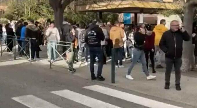 Alldaynews.gr Μαθητής μαχαίρωσε «3 ή 4 φορές» την καθηγήτριά του στην τάξη, κινδυνεύει η ζωή της (video)