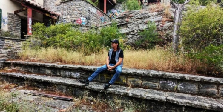 Alldaynews.gr Αγόρασε ολόκληρο χωριό στην τιμή ενός διαμερίσματος – Πώς σκέφτεται να «ζωντανέψει» το χωριό