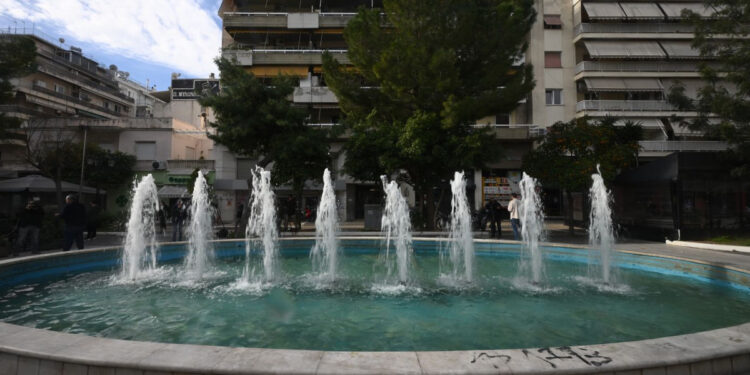 «Είπα ψέματα ότι είμαι γιατρός για να με αφήσουν να της κάνω ΚΑΡΠΑ» – Τι λέει ο άνδρας που προσπάθησε να σώσει το κοριτσάκι – «Το παιδί έβγαλαν από το σιντριβάνι άλλα άτομα και όχι ο πατέρας»