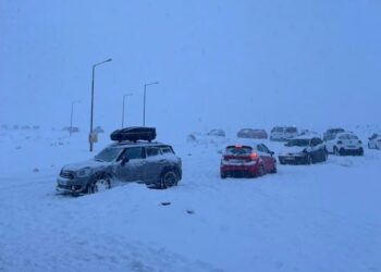 Τουλάχιστον 100 επισκέπτες εγκλωβισμένοι στο χιονοδρομικό του Φαλακρού – Ανάμεσά τους βρέφος