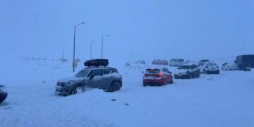 Τουλάχιστον 100 επισκέπτες εγκλωβισμένοι στο χιονοδρομικό του Φαλακρού – Ανάμεσά τους βρέφος